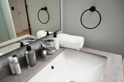 La salle de bains est pourvue d'un lavabo et de deux miroirs. dans l'établissement Elegant-World, à Midrand