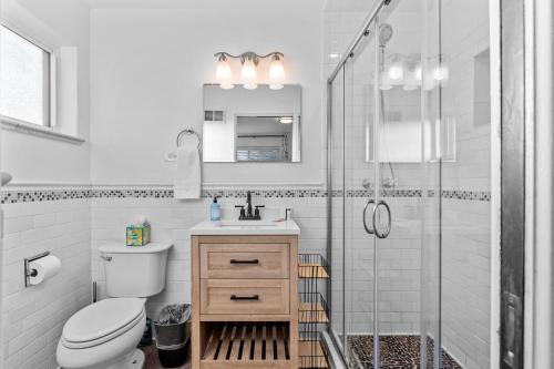 een badkamer met een douche, een toilet en een wastafel bij Carr - Lakewood in Lakewood