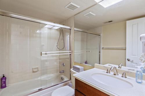 W łazience znajduje się umywalka, prysznic i toaleta. w obiekcie Boston Commons - 1167 w mieście Greenwood Village