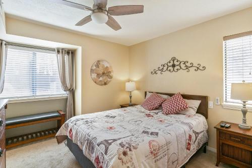 sypialnia z łóżkiem i wentylatorem sufitowym w obiekcie Boston Commons - 1167 w mieście Greenwood Village