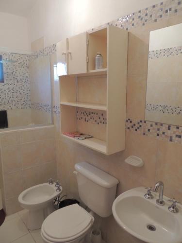 a bathroom with a toilet and a sink at Alquiler de casa El Oeste in Villa Unión