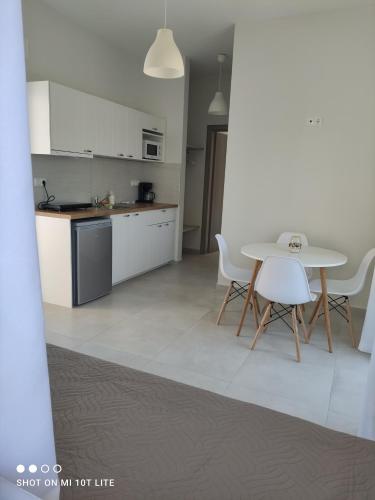een keuken en eetkamer met een tafel en stoelen bij Yannis Apartments in Amoudara Herakliou