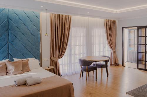 een hotelkamer met een bed en een tafel bij La Concha ADULTS ONLY CORRALEJO in Corralejo