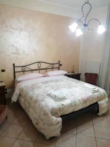 Schlafzimmer mit einem Bett und einem Kronleuchter in der Unterkunft Nilu' e Sagio' in Baronissi