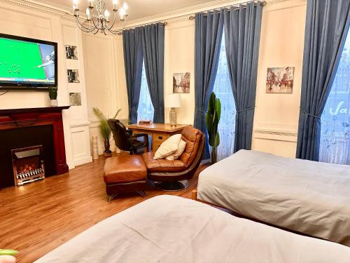 a bedroom with a bed and a desk and a tv at Maria in London
