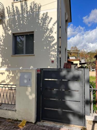 a gate in front of a house with a fence at Appartamento Casa Roby in Montecatini Terme