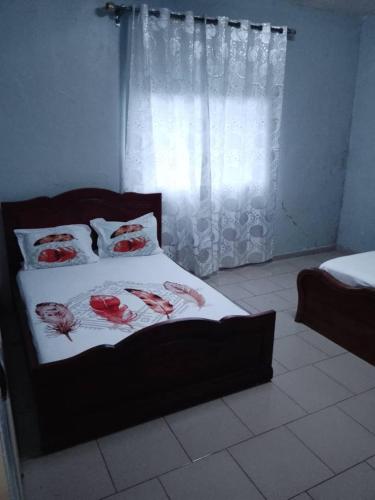 a bedroom with a bed with crabs on it at RESIDENCE DU PELERIN - Villa l'écrin de verdure à Bandjoun in Bandjoun