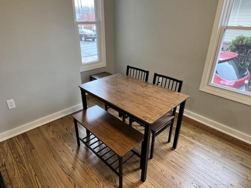 Φωτογραφία από το άλμπουμ του Large Duplex in Town Center σε Southington