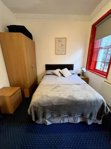 Schlafzimmer mit einem Bett und einem Fenster in der Unterkunft Flat in Central London in London