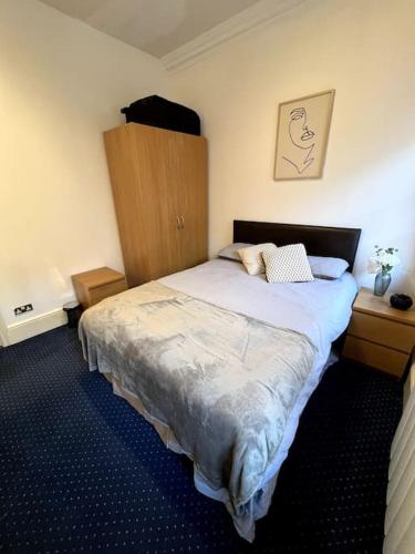 una camera con un grande letto e due comodini di Flat in Central London a Londra