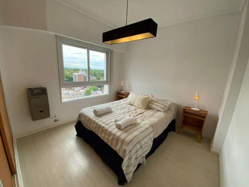 1 dormitorio con cama y ventana en Tigre Center Tower B - Con parking, piscina y seguridad 24hs en Tigre