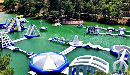- un parc aquatique avec un bouquet de toboggans et de manèges dans l'établissement Maison DELMAS, l'Oustal du Recantu, à Sainte-Eulalie