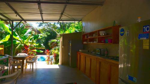 Imagen de la galería de Cabinas Playa Surf Hostel, en Santa Teresa Beach