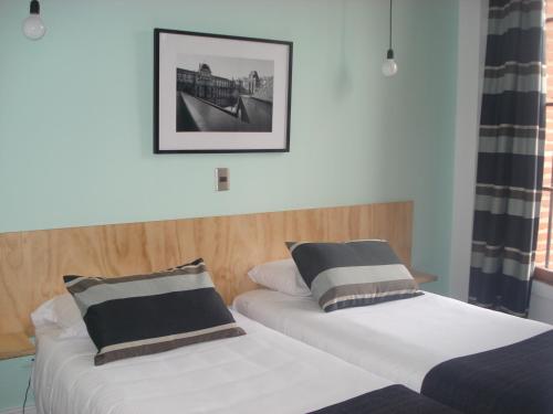 two beds sitting next to each other in a room at Hotel Ultramar in Valparaíso