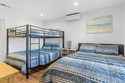Ένα ή περισσότερα κρεβάτια σε δωμάτιο στο Zula Life Beach House, Sleeps 16, Private Heated Pool and Spa, 4min Walk To The Beach, Pets Welcome, Fenced Yard