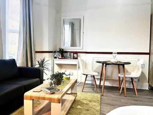 een woonkamer met een bank en een tafel bij Reservoir Retreat in Birmingham