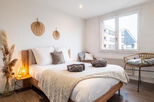 a bedroom with a bed with two towels on it at Bohemian Cocon Annecy - spacieux T2 - balcon avec vue dégagée - place de parking in Meythet