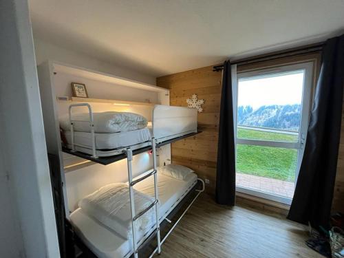 2 literas en una habitación con ventana en Samoens 1600, ski au pied, en Samoëns