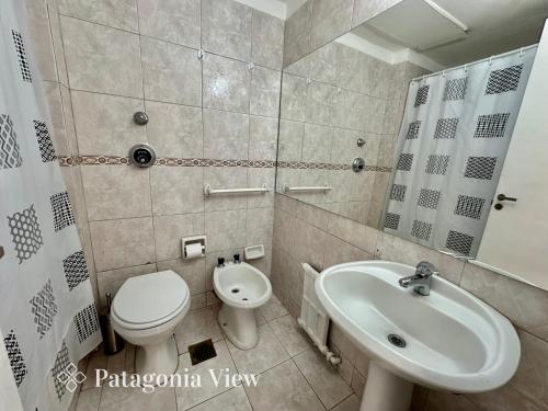 un baño con inodoro y lavabo en Patagonia View, en San Carlos de Bariloche