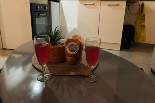 deux verres de vin rouge assis sur une table dans l'établissement "Chez Grâce", à Saintes