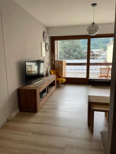 - un salon avec un bassin à poissons sur du parquet dans l'établissement Camp de Base : Bourg-Saint-Maurice, à Bourg-Saint-Maurice