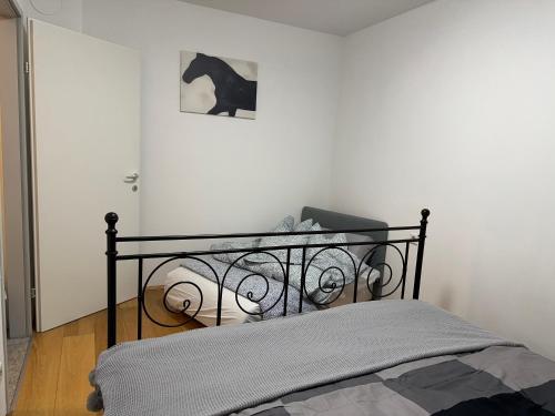 een bed in een slaapkamer met een foto aan de muur bij West2 Apartment in Wenen
