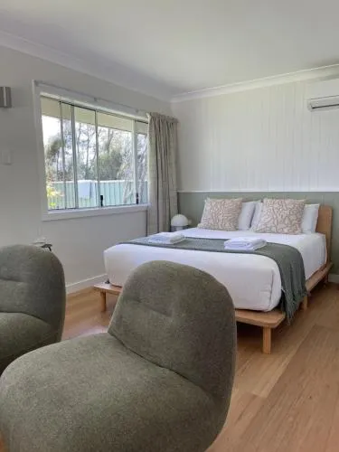 Edgewater Motel picture