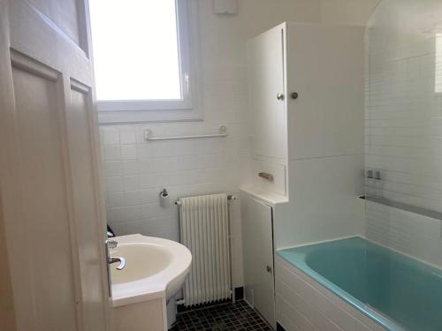 uma casa de banho com um lavatório e uma banheira em Maison au calme em Nazelles