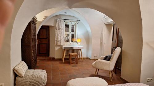 a living room with a hallway with chairs and a table at Stadtpalais Familien-Suite 4 Zimmer mit Galerie maximal 6 Personen in Bautzen