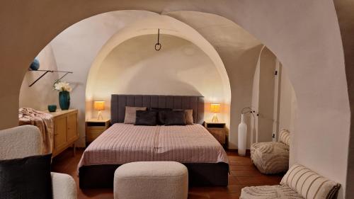 um quarto com uma cama grande num arco em Stadtpalais Familien-Suite 4 Zimmer mit Galerie maximal 6 Personen em Bautzen