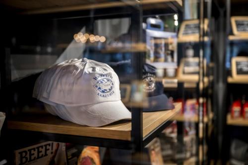 a white hat on a shelf in a store at WITTMANNs in Neumarkt in der Oberpfalz