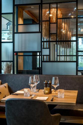 a restaurant with a wooden table with wine glasses at WITTMANNs in Neumarkt in der Oberpfalz