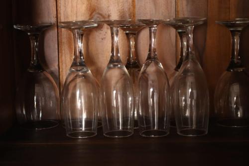un grupo de jarrones de vidrio sentados en un estante en Villa Mare, en Wadduwa