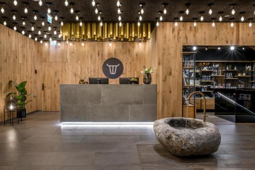 a lobby of a wine store with a bench and a table at WITTMANNs in Neumarkt in der Oberpfalz