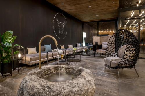 a lobby with a large stone tub in the middle at WITTMANNs in Neumarkt in der Oberpfalz