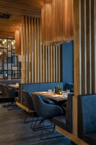 a dining room with tables and chairs and chandeliers at WITTMANNs in Neumarkt in der Oberpfalz