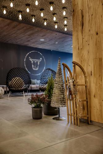 a room with two chairs and a christmas tree at WITTMANNs in Neumarkt in der Oberpfalz