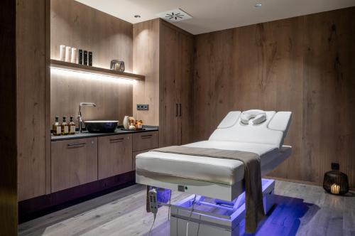 a hospital room with a bed and a sink at WITTMANNs in Neumarkt in der Oberpfalz