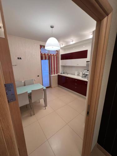 Η κουζίνα ή μικρή κουζίνα στο Apartment on Arkhipenka with Panorama View