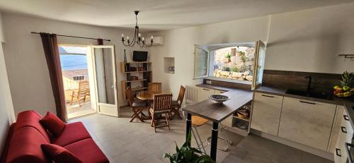 T2 typique au cœur du village et vue sur le Golfe