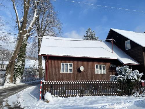 Chalúpka pod lipami v zime