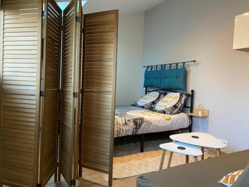 - une petite chambre avec un lit et un placard dans l'établissement LA BRIE COSY, à Quincy-Voisins