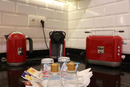 eine Theke mit zwei Toastern auf der Theke in der Unterkunft AeroSuite in Nouaceur