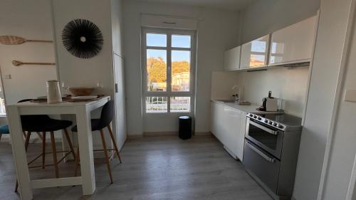 Kuchyň nebo kuchyňský kout v ubytování Appartement vue mer à Pontaillac