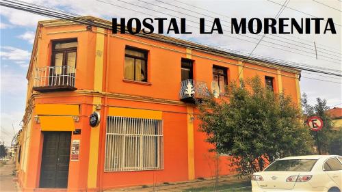 un edificio naranja con las palabras hospital la morina en él en Hostel La Morenita, en Punta Arenas