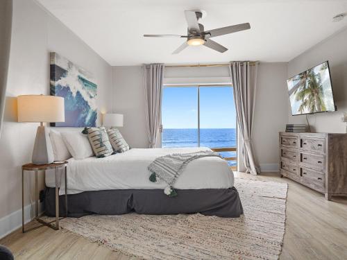 um quarto com uma cama e vista para o oceano em Oceanfront Paradise - Spa, Pet-Friendly, Fast Wifi, Parking & Dream Views em San Diego