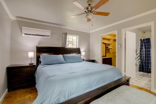 1 dormitorio con 1 cama y ventilador de techo en Family Vacation Rental Home Near Mississippi River, en Osceola