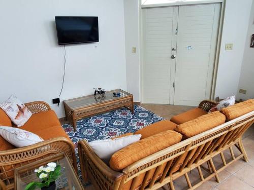 - un salon avec deux canapés et une télévision dans l'établissement NEW! Paradise at La Mela, à El Cerro