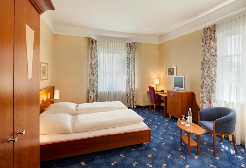 ノイマルクト・イン・デア・オーバープファルツにあるWITTMANNsのベッドとデスクが備わるホテルルームです。