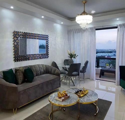 un soggiorno con divano e tavolo di Torre jeshua a Santo Domingo